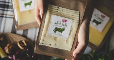 REWE Group, einer der größten Retailer in Österreich, verpackt seine Premium-Käseproduktreihe der Biomarke Ja! Natürlich mit einer neuen, patentierten Papierlösung des Verpackungs- und Papierunternehmens Mondi.