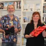 Werner Bürk und Annabel Marsovsky zeigen in tücher verpackte Bücher