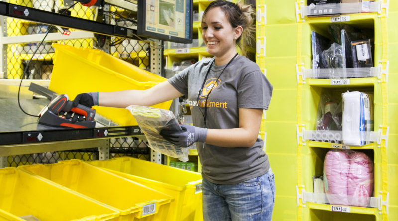 Eine Amazon-Mitarbeiterin sortiert die Pakete