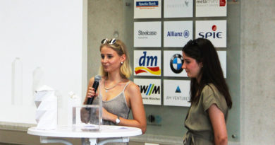 Zwei Design-Studentinnen der Hochschule München nahmen den Preis entgegen