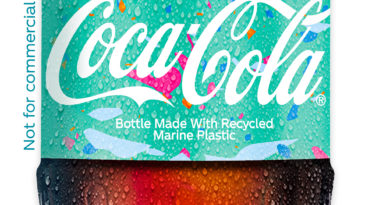 Coca cola-Musterflasche mit Meeresplastik