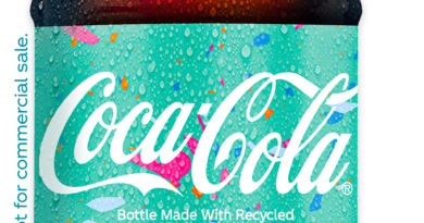 Coca cola-Musterflasche mit Meeresplastik