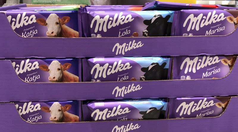 Kühe auf der neuen Milka-Verpackung, die die Milch für die Schokolade liefern