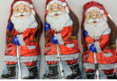 Schokoladen-Weihnachtsmänner in klassischer Verpackung