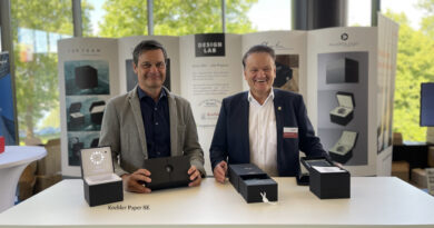 Thilo Mühle, Geschäftsführer Mühle-Glashütte und Udo Hollbach, Geschäftsführer Koehler Paper Standort Greiz halten die Mockups der ökologischen Luxusverpackung
