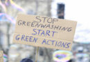 Klimastreik mit Plakaten Stop Greenwashing