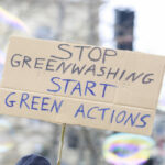 Klimastreik mit Plakaten Stop Greenwashing